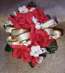 NEW 4″ Long Artificial 5 Red Rose Wrist Corsage With Sparkly Gold Bow