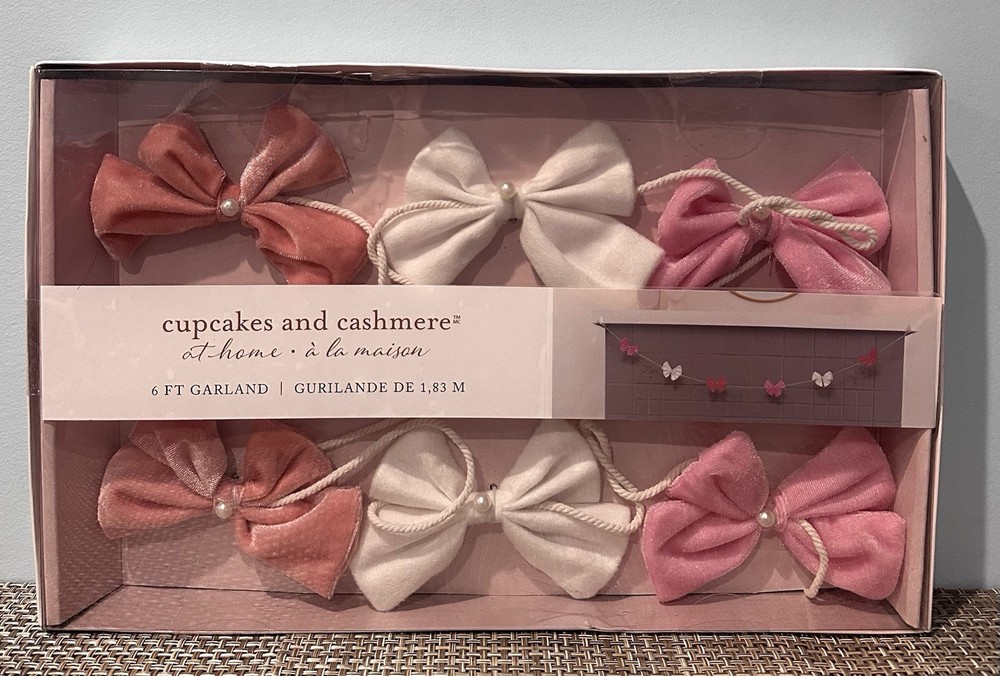 Cupcakes and Cashmere Valentine’s Day Bow Garland 6ft Pinks & White Pearl Center