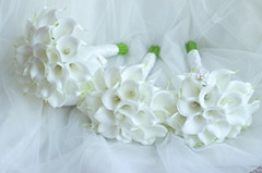 IFFO Bride Holding Flowers, High Simulation Pu Calla Lily Bouquet, and Never Wit