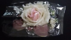 CORSAGE>WRIST OR PIN>IVORY/LIGHT PINK>ROSES/BABY BREATH>RIBBON PINK>PEARL BAND
