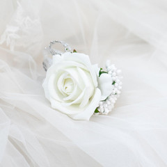 2Pcs White Rose Corsage and Boutonniere Set, Corsage Wristlet Band for Prom Deco