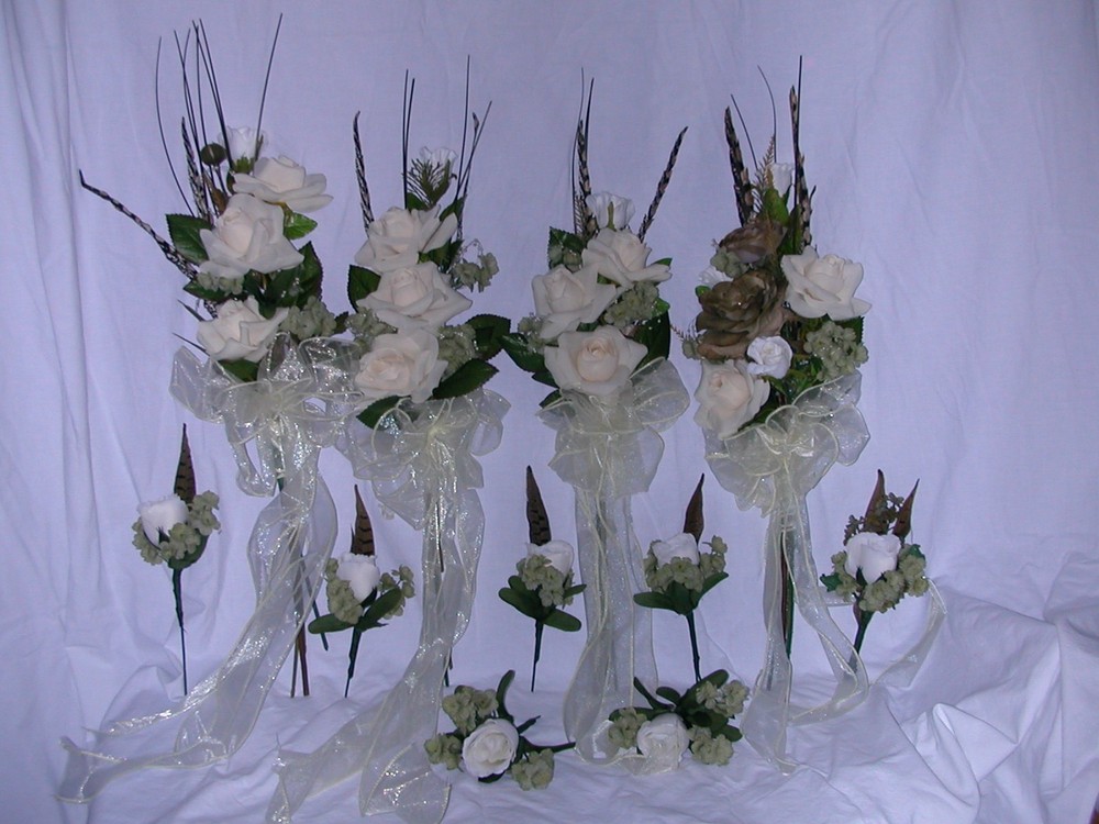 BRIDESMAID AND GROOMSMEN WEDDING FLOWERS