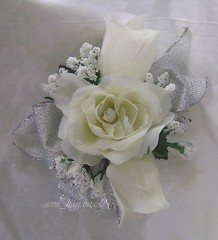 Ivory Roses~baby’s breath~wrist~wristlet~Silver~Prom~Party~Quinceanera~Corsage