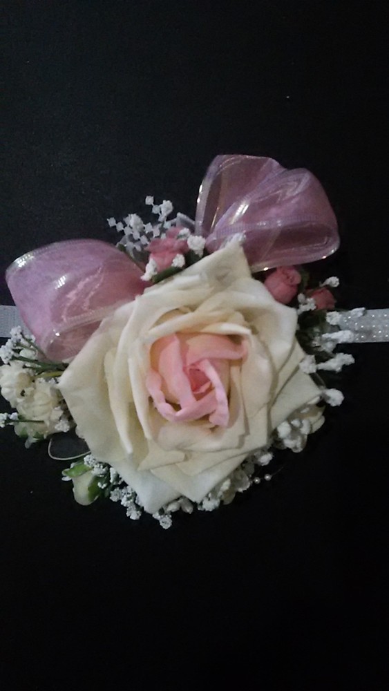 CORSAGE>WRIST OR PIN>IVORY/LIGHT PINK>ROSES/BABY BREATH>RIBBON PINK>PEARL BAND