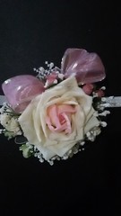 CORSAGE>WRIST OR PIN>IVORY/LIGHT PINK>ROSES/BABY BREATH>RIBBON PINK>PEARL BAND