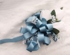 Mother/Grandmother Wedding Corsage White Silk Roses and Blue Ribbons 6″ VGC