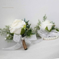Conjunto de pulsera, ramillete y boutonniere para hombre en color rosa marfil.