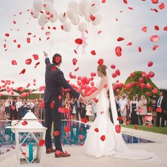 500 Lightweight Artificial Rose Petals – Perfect for Wedding & Anniversary Love