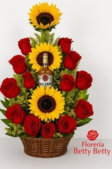 “Ramo de Girasoles y Rosas Rojas con Botella de Ron – Regalo Especial para Papá