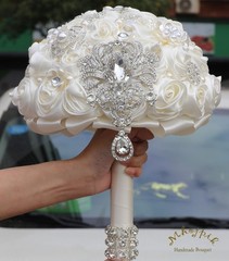 NEW Satin/Brooch Rhinestone Ivory White Flower Floral Wedding Bridesmaid Bouquet
