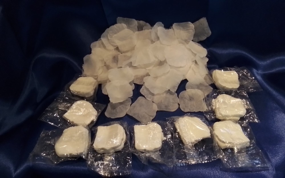 White Flower Petals APPROXIMATELY 1000 PETALS! NEW IN PKG.