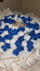 Ramo de 100 Rosas eternas ,azul y blanco ,con tiara dorada