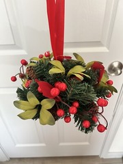 HOME ACCENTS HOLIDAY CHRISTMAS 10″ ROUND KISSING BALL BERRIES/PINECONES