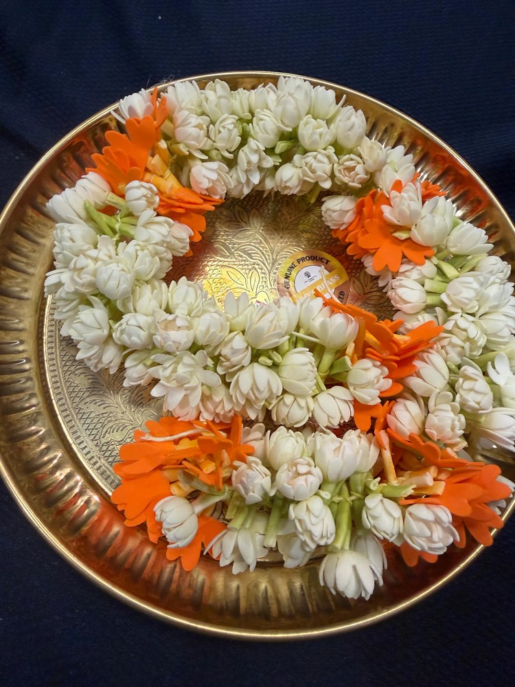 18” Mallipoo Natural Looking Handmade Jasmine & Kanagambaram Flower Gajra G7