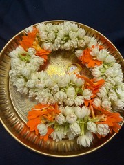 18” Mallipoo Natural Looking Handmade Jasmine & Kanagambaram Flower Gajra G7