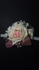 CORSAGE>WRIST OR PIN>IVORY/LIGHT PINK>ROSES/BABY BREATH>RIBBON PINK>PEARL BAND