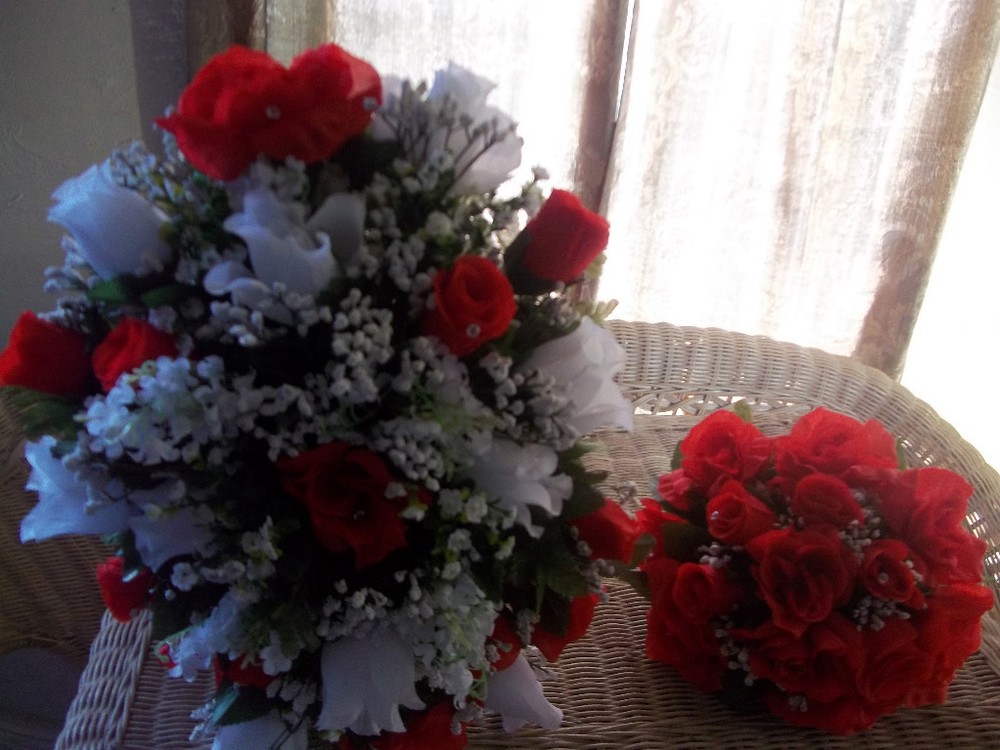 LARGE WEDDING BOUQUET WHITE AND RED WITH ATTENDANT BOUQUET