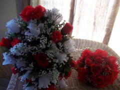 LARGE WEDDING BOUQUET WHITE AND RED WITH ATTENDANT BOUQUET AND 4 BOUT.