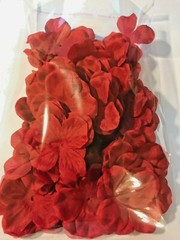 100 pcs Silk Flower Petals for Wedding Valentine’s day Girl Basket Decoration