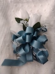 Mother/Grandmother Wedding Corsage White Silk Roses and Blue Ribbons 6″ VGC