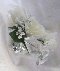 Ivory Roses~baby’s breath~wrist~wristlet~Silver~Prom~Party~Quinceanera~Corsage