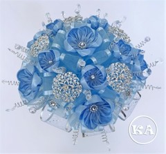 NEW Quinceanera Bouquet Champagne with Gold Brooch – Ramo Quinceanera Champagne