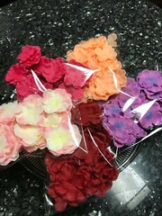 100 pcs Silk Flower Petals for Wedding Valentine’s day Girl Basket Decoration