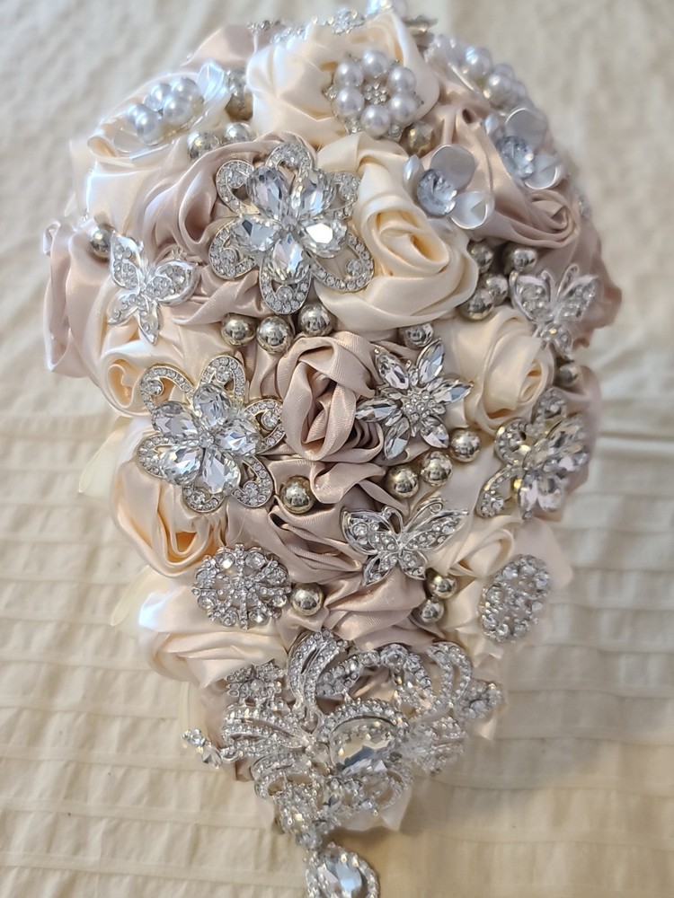 Vintage Style Wedding Bouquet With Broches – BLING
