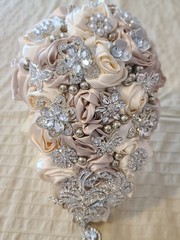 Vintage Style Wedding Bouquet With Broches – BLING
