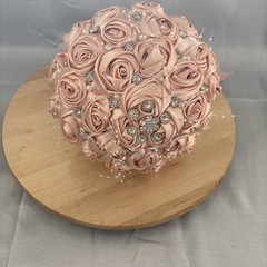 Versatile 8.7″ Peach Pink Brooch Bouquet for Weddings & Special Occasions