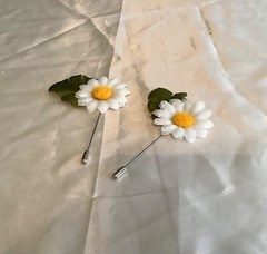 set of 2 silk white daisy stick pin boutonnières