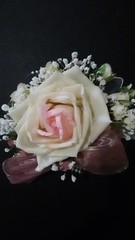 CORSAGE>WRIST OR PIN>IVORY/LIGHT PINK>ROSES/BABY BREATH>RIBBON PINK>PEARL BAND