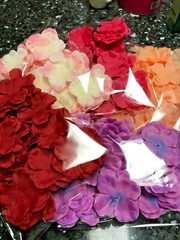 100 pcs Silk Flower Petals for Wedding Valentine’s day Girl Basket Decoration