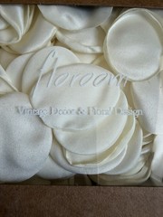 Floroom 500pcs Rose Petals Ivory Faux Silk Flower Petals for Wedding