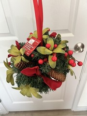 HOME ACCENTS HOLIDAY CHRISTMAS 10″ ROUND KISSING BALL BERRIES/PINECONES