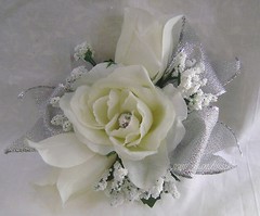 Ivory Roses~baby’s breath~wrist~wristlet~Silver~Prom~Party~Quinceanera~Corsage