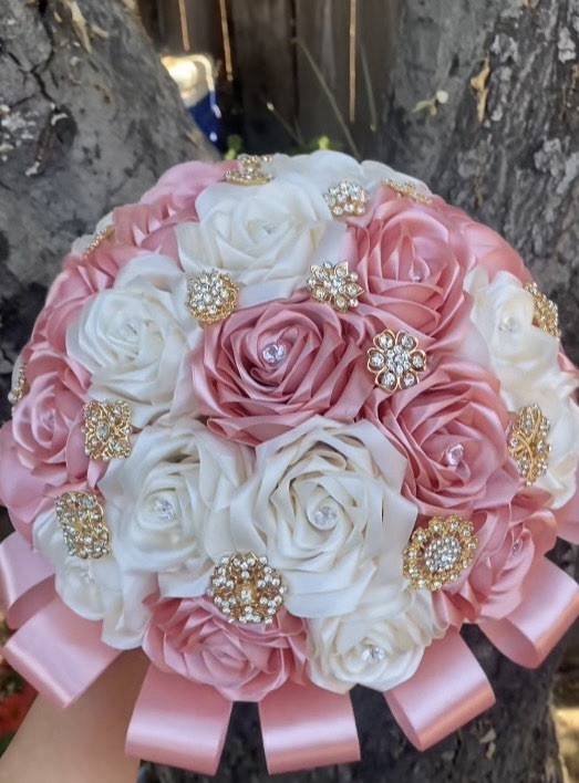 Ramo de quinceañera de rosas eternas