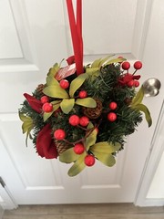 HOME ACCENTS HOLIDAY CHRISTMAS 10″ ROUND KISSING BALL BERRIES/PINECONES