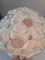 IVORY/CREAM Satin Roses & Diamante Brooch/Rose Gold Brooch; Bridal Bouquet; EUC!
