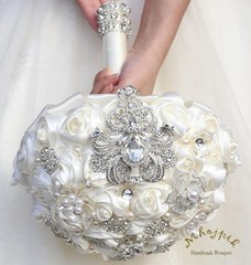 NEW Satin/Brooch Rhinestone Ivory White Flower Floral Wedding Bridesmaid Bouquet
