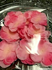 100 pcs Silk Flower Petals for Wedding Valentine’s day Girl Basket Decoration
