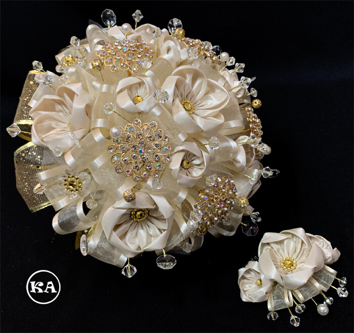 NEW Quinceanera Bouquet Champagne with Gold Brooch – Ramo Quinceanera Champagne