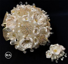 NEW Quinceanera Bouquet Champagne with Gold Brooch – Ramo Quinceanera Champagne