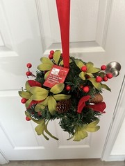 HOME ACCENTS HOLIDAY CHRISTMAS 10″ ROUND KISSING BALL BERRIES/PINECONES