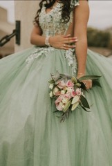 Quinceañera Dress size Small, w/ matching bouquet, Fabric/Metal Tiara