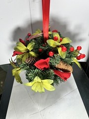 HOME ACCENTS HOLIDAY CHRISTMAS 10″ ROUND KISSING BALL BERRIES/PINECONES