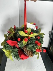 HOME ACCENTS HOLIDAY CHRISTMAS 10″ ROUND KISSING BALL BERRIES/PINECONES