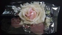 CORSAGE>WRIST OR PIN>IVORY/LIGHT PINK>ROSES/BABY BREATH>RIBBON PINK>PEARL BAND