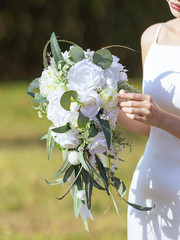 Elegant 11″ White Wedding Bride Bouquet – Realistic Floral Design