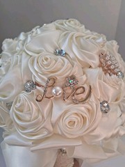 IVORY/CREAM Satin Roses & Diamante Brooch/Rose Gold Brooch; Bridal Bouquet; EUC!